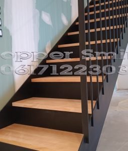Escalier bordeaux double limon metal bois garde corps acier bordeaux